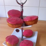 Besmeer de cakes met glazuur