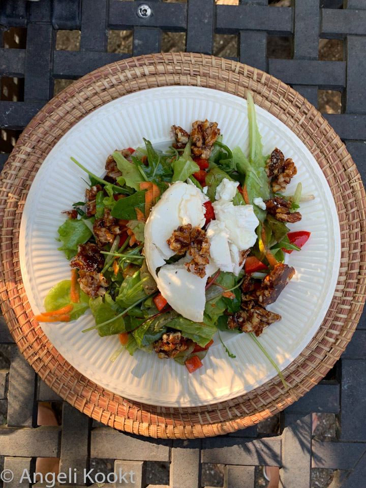 Salade met geitenkaas en gesuikerde walnoten
