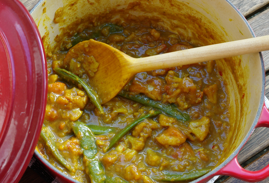 Viscurry met bloemkool en peultjes