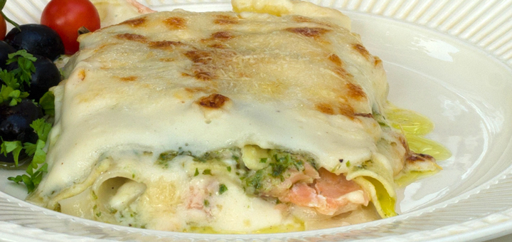 Lasagne van gerookte zalm en pesto
