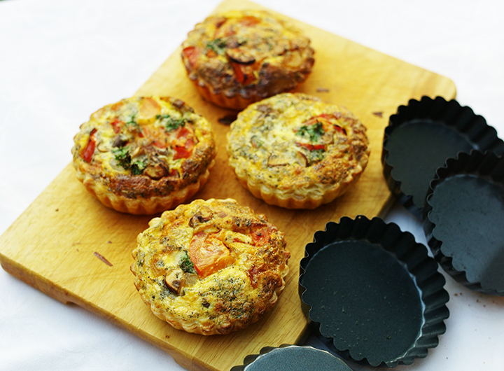 Quiche met tomaat, champignons en uien