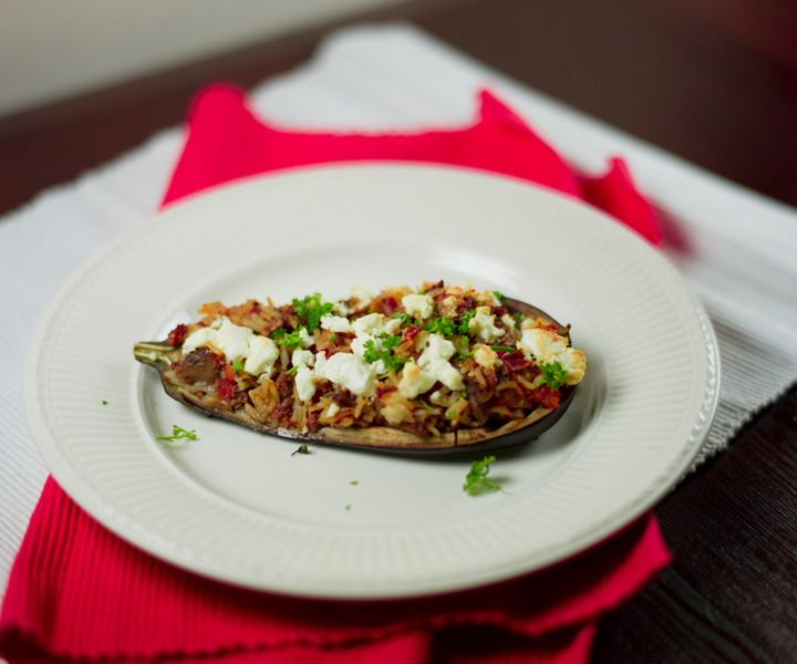 Aubergine gevuld met rijst, gehakt en feta