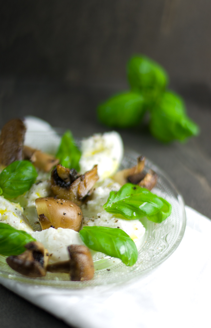 Salade van buffelmozzarella en paddenstoelen