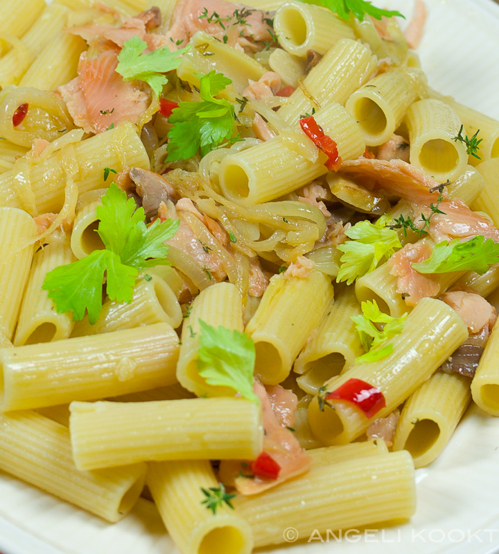 Pasta met gerookte zalm,  wodka en tijm