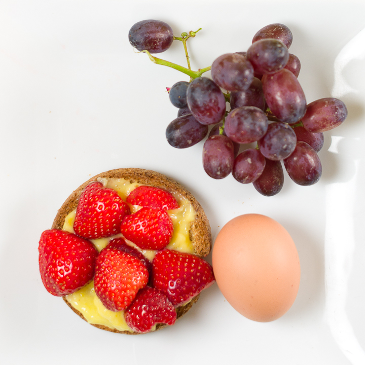 Beschuitje met lemoncurd en aardbeien