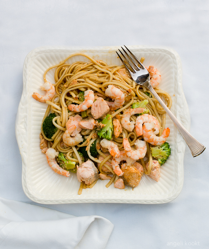 Zalm en garnalen met broccoli en noedels