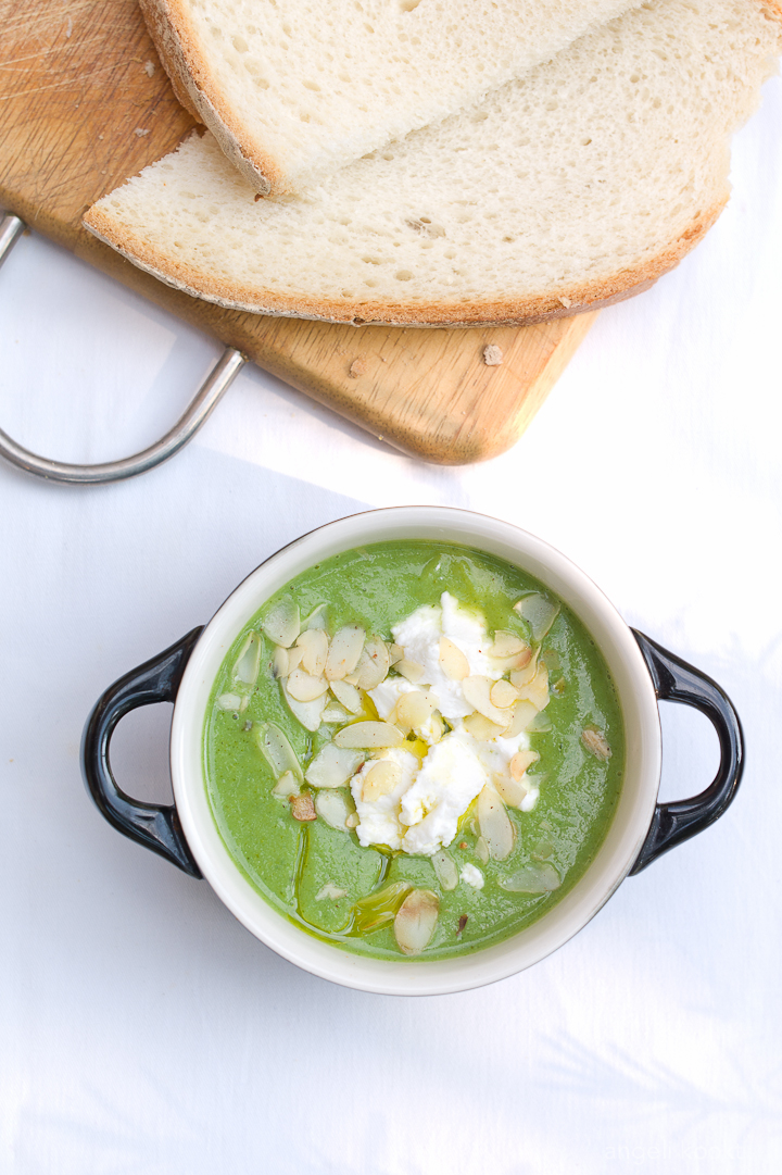 Broccolisoep met geitenkaas en amandelen