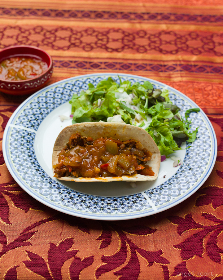 Taco met gehaktvulling en paprikasaus