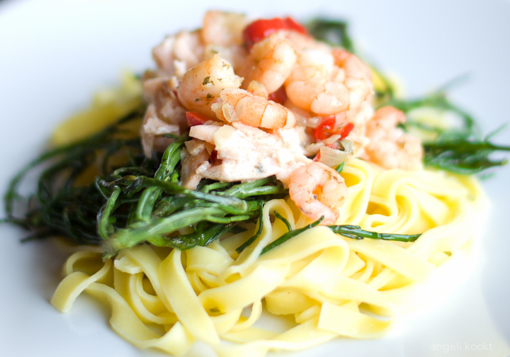 Pasta met gerookte zalm en garnalen