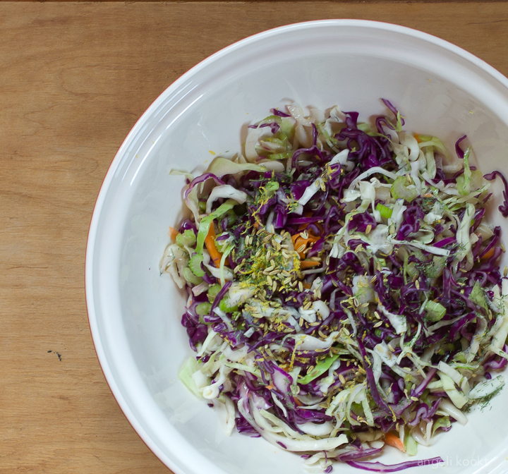 Koolsalade met rode kool, witte kool en venkel