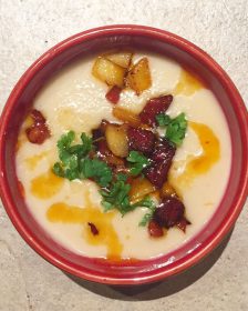 Knolselderijsoep met chorizo