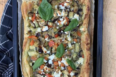 Italiaanse plaattaart met pesto en groenten