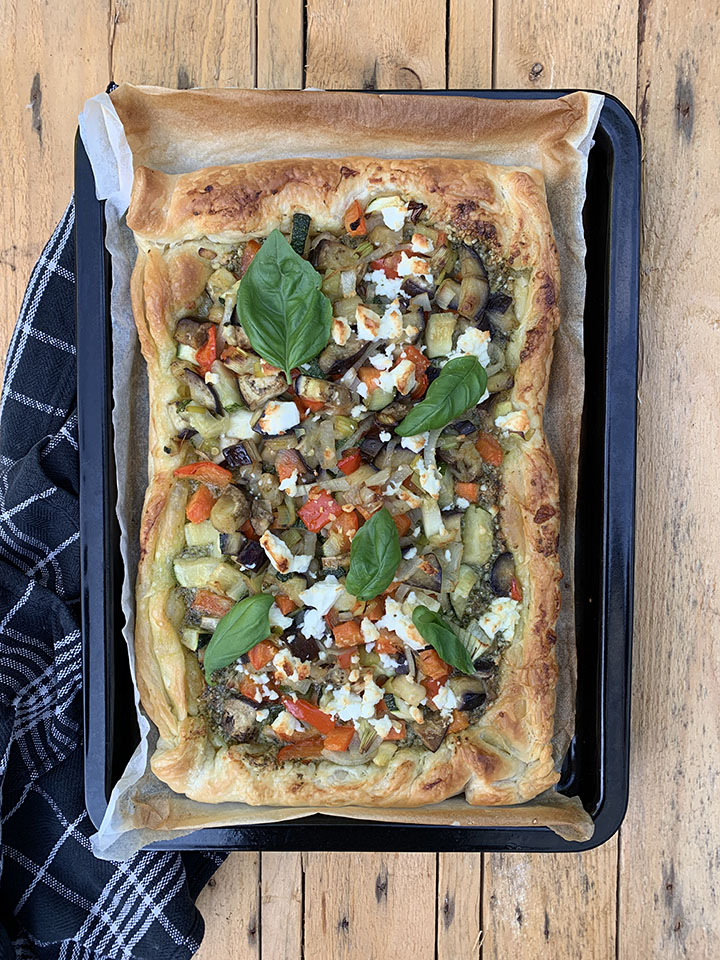 Plaattaart met pesto en groenten