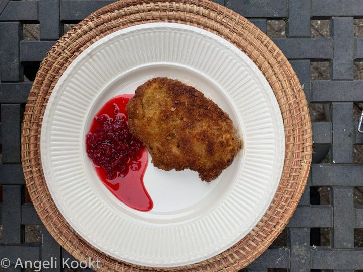 Kipschnitzel met rodebessencompote