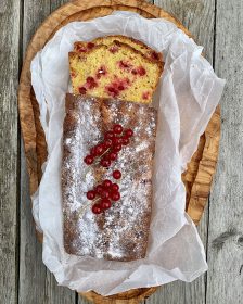 Cake met rode bessen