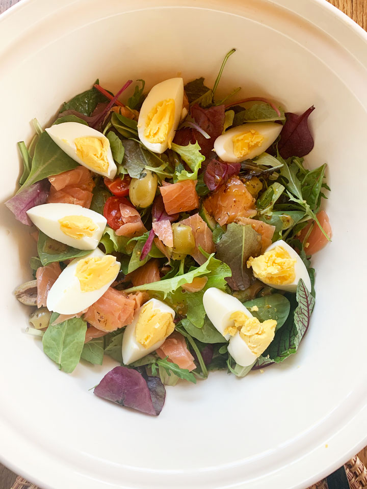 Salade-gerookte-zalm-honing-mosterd-dressing