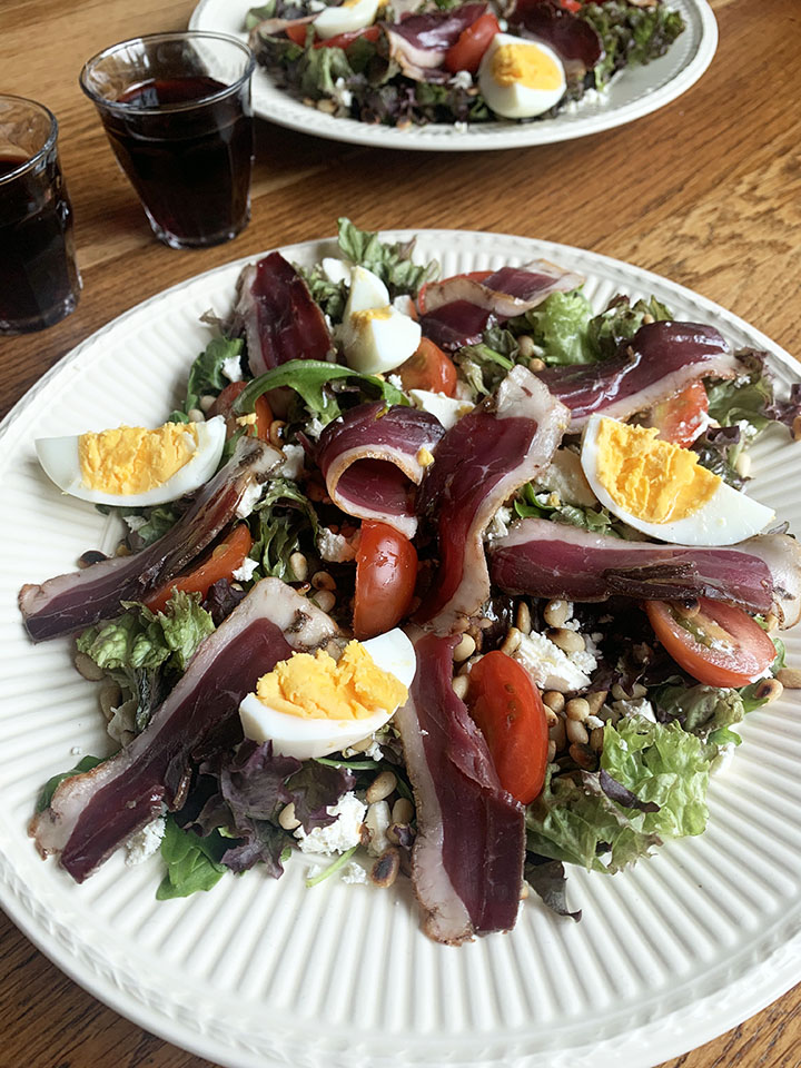 Salade met gerookte eendenborst