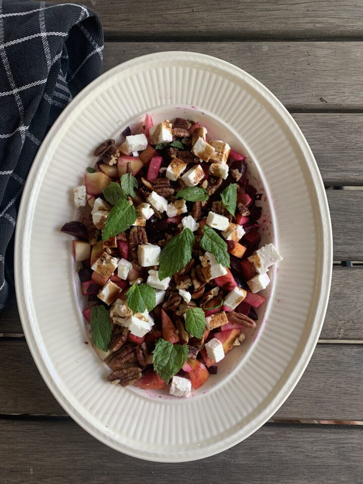 Rode bietensalade met appel en feta